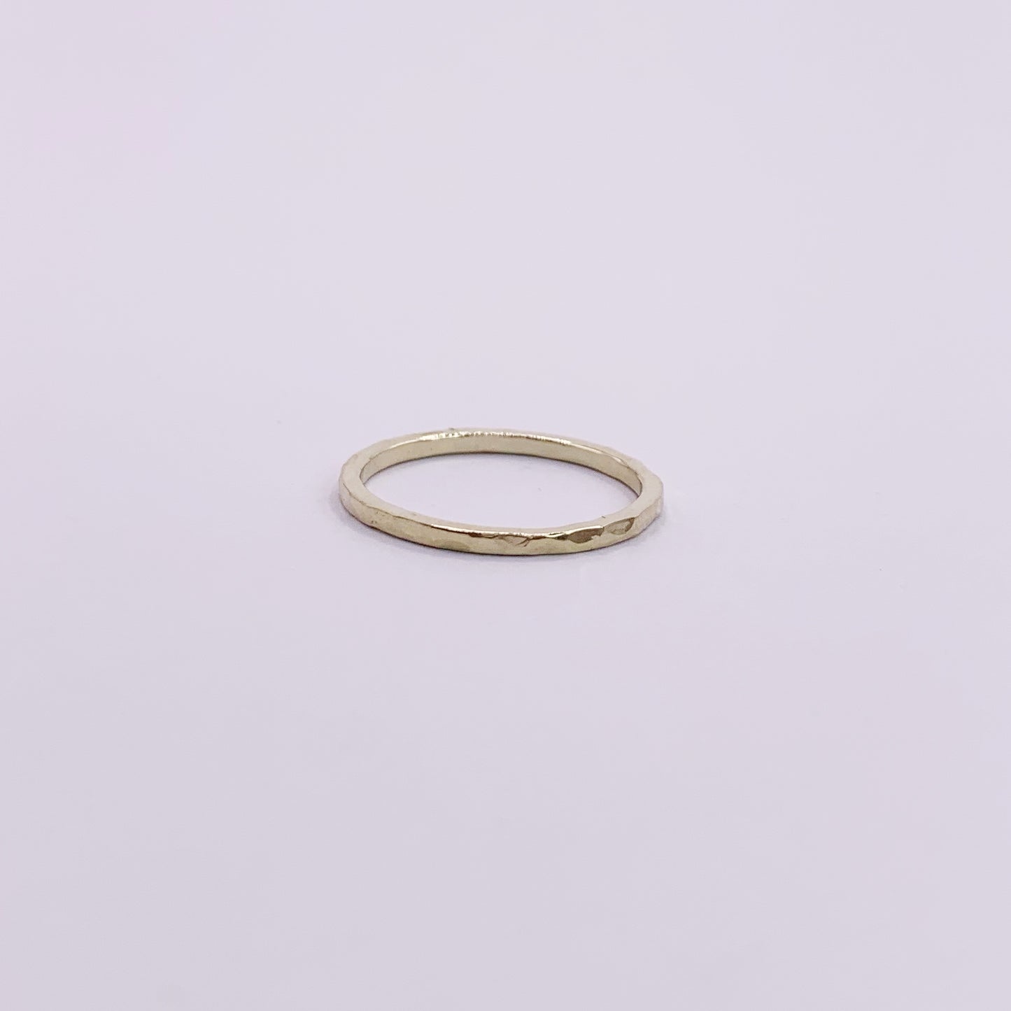 Productfoto op witte achtergrond, geelgouden aanschuifring met hamerslag