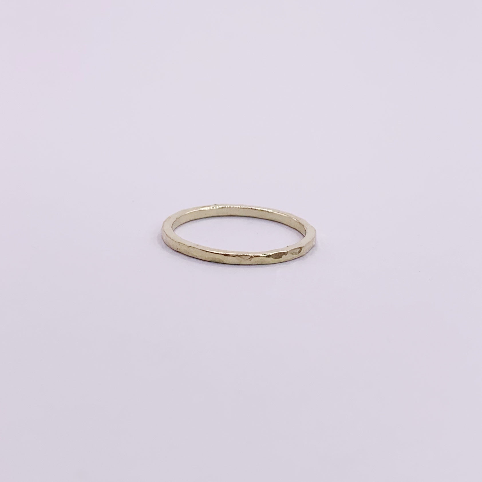 Productfoto op witte achtergrond, geelgouden aanschuifring met hamerslag