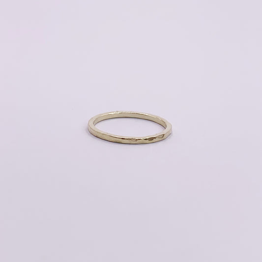 Productfoto op witte achtergrond, geelgouden aanschuifring met hamerslag