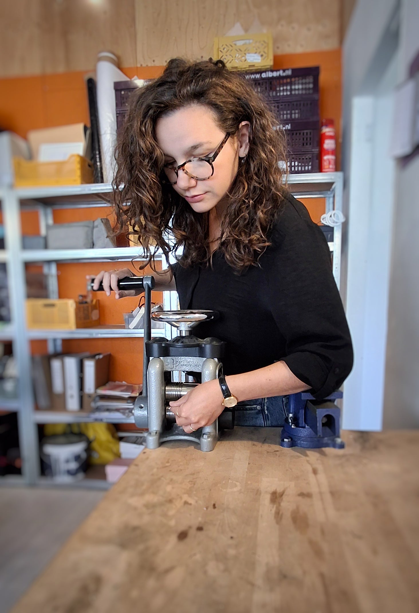 Foto van Kiki die metaal walst