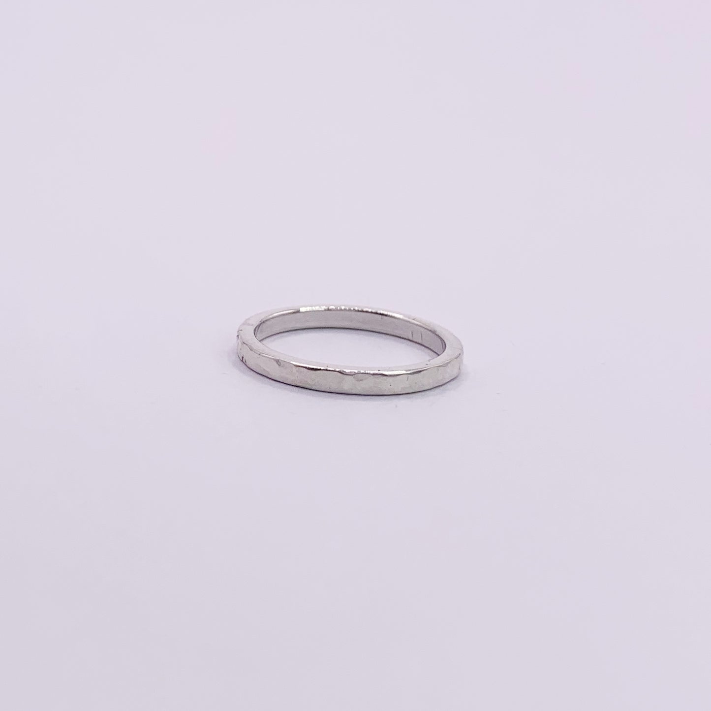 Productfoto met witte achtergrond, zilveren aanschuifring met hamerslag