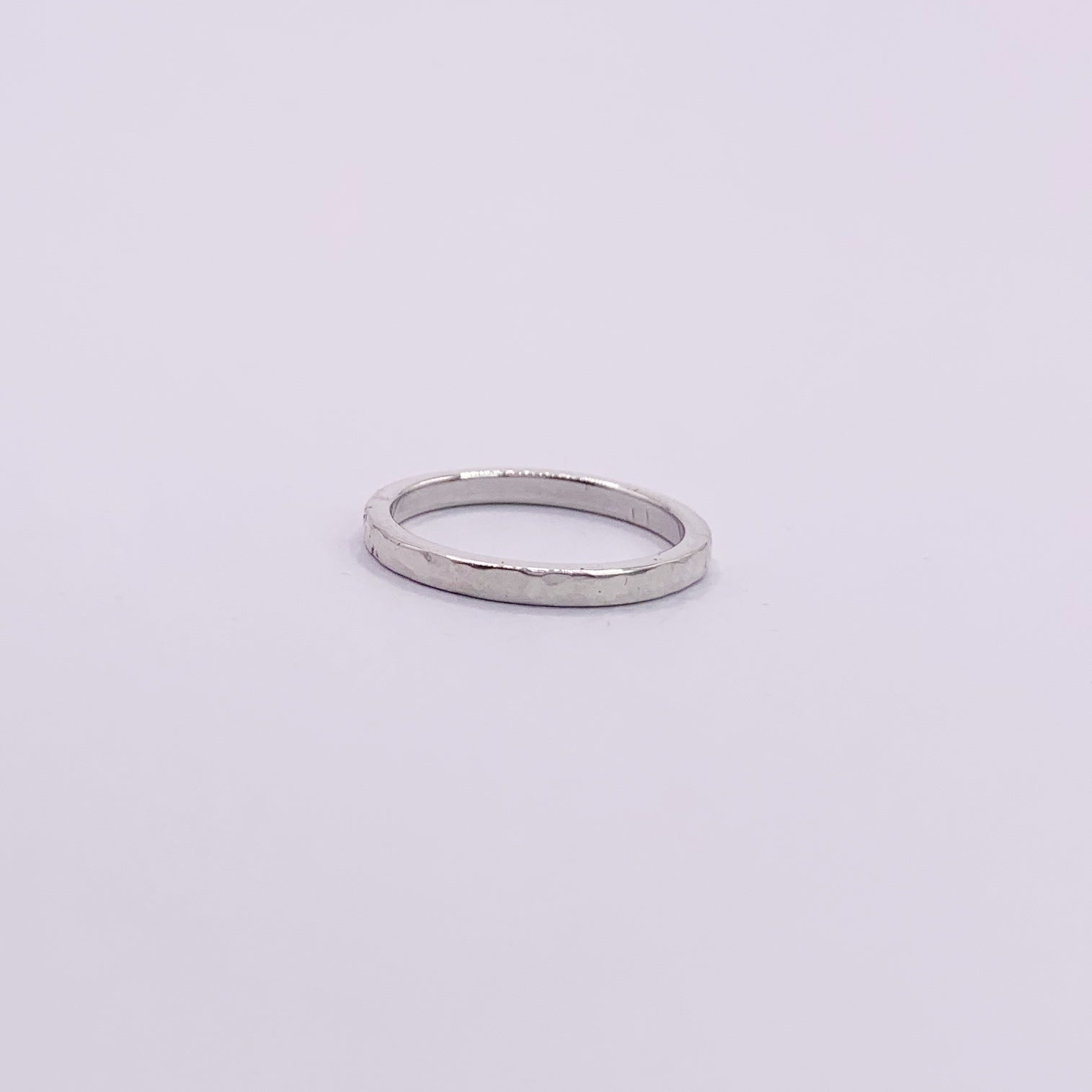 Productfoto met witte achtergrond, zilveren aanschuifring met hamerslag