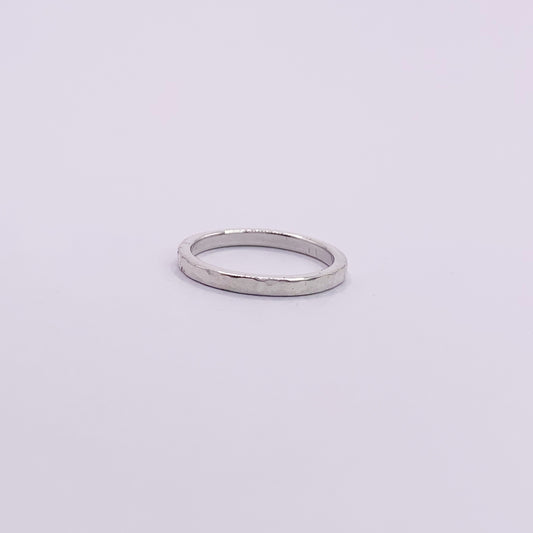 Productfoto met witte achtergrond, zilveren aanschuifring met hamerslag