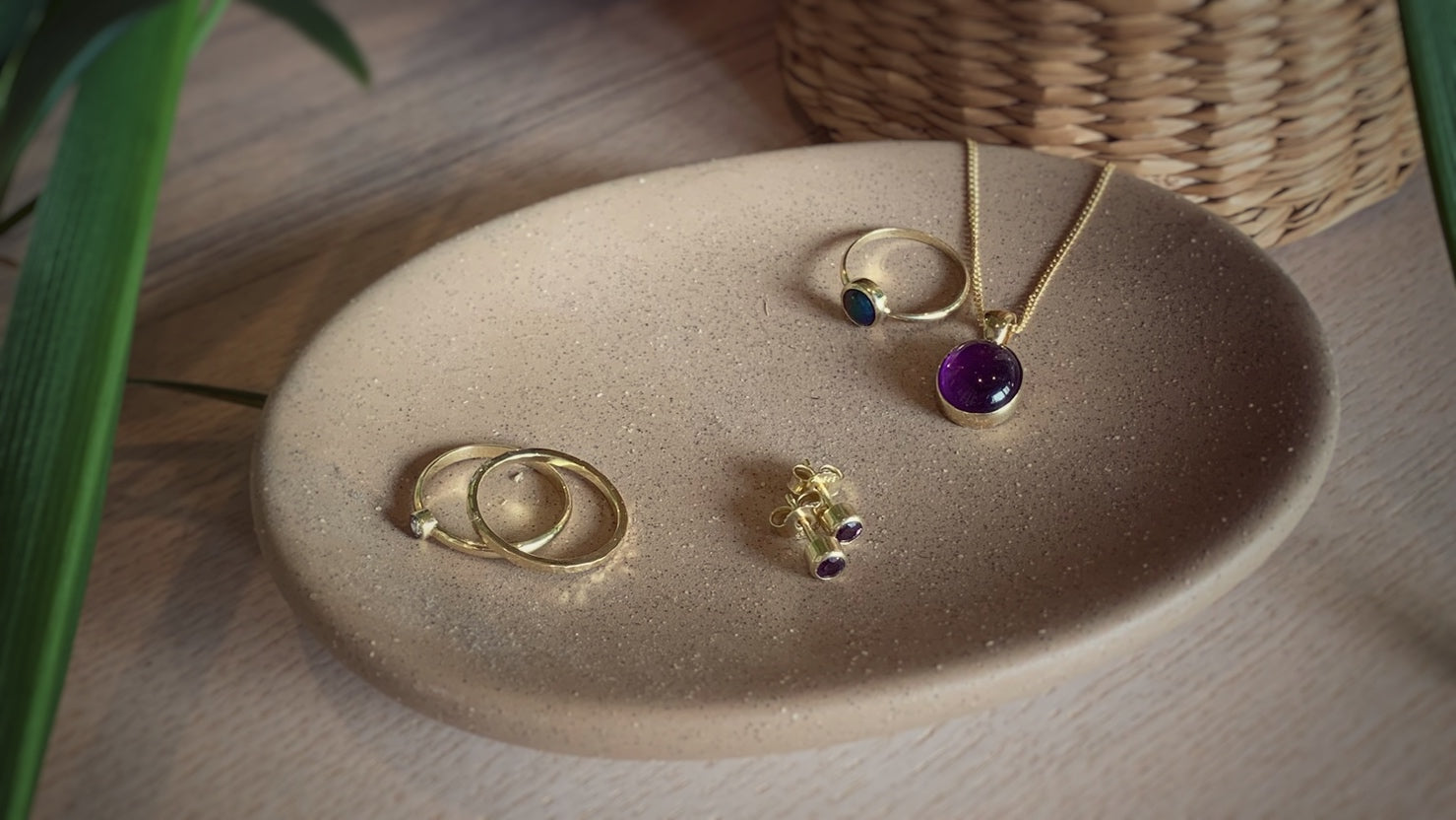 Sieradenschaaltje met drie ringen, oorknopjes en een collier met hanger