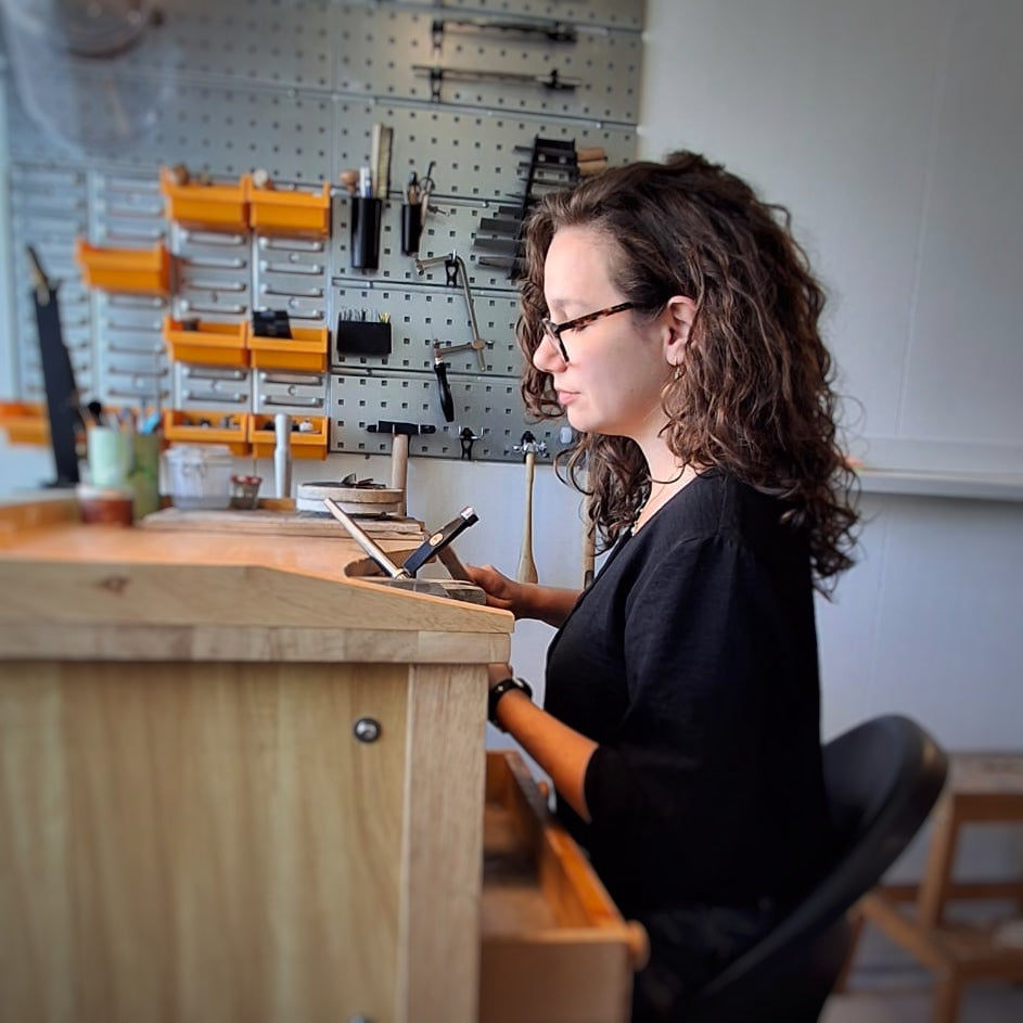 Foto Kiki achter de werkbank